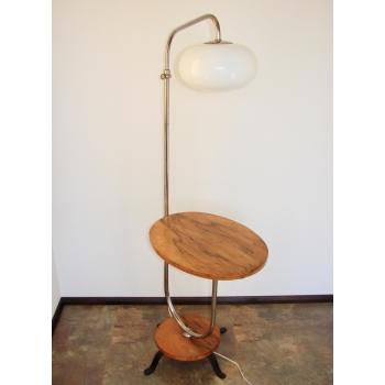 Detal drewnianego stolika w lampie vintage z lat 40.
